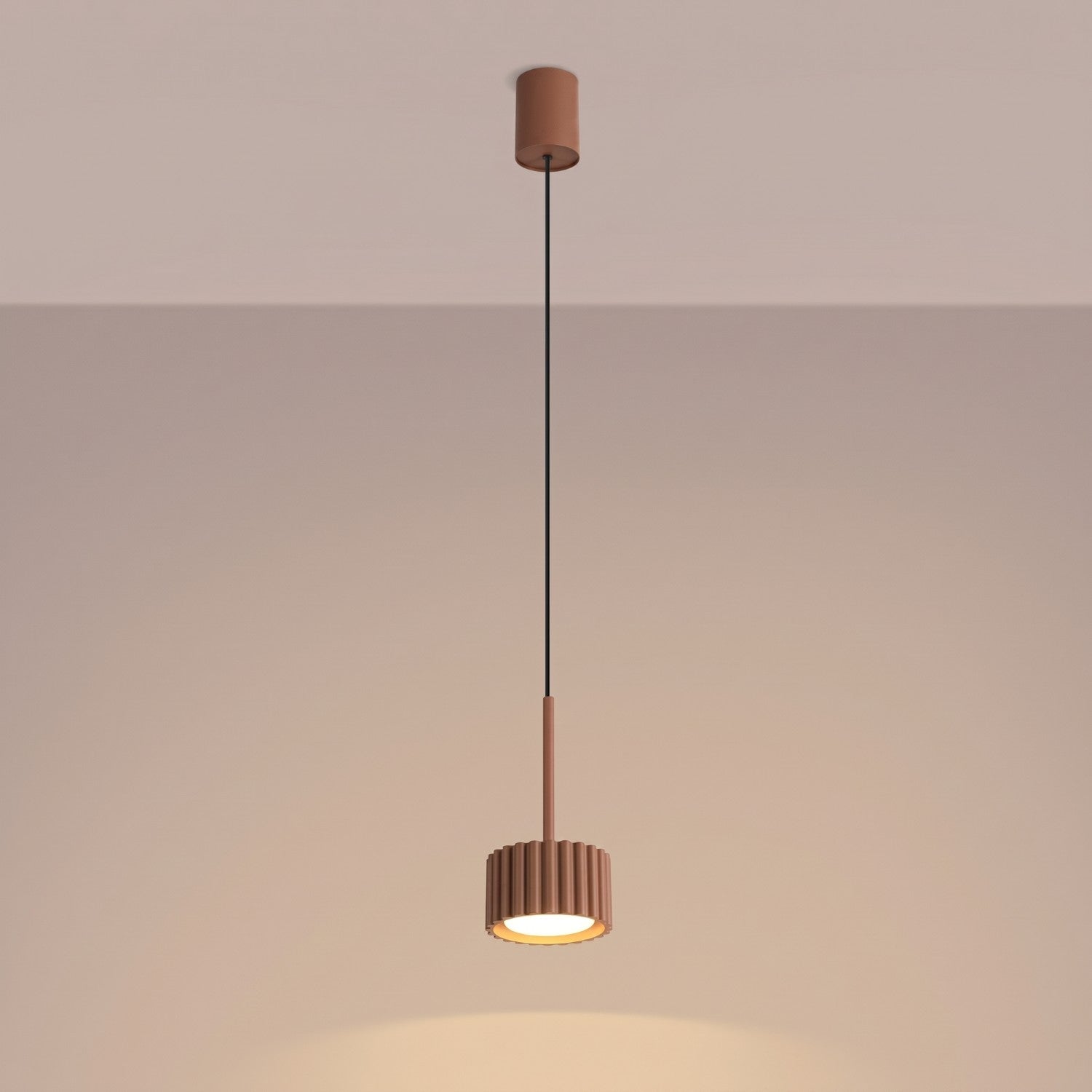 Suspension Aura 1 lumière aluminium mocca GX53 vue de trois quarts