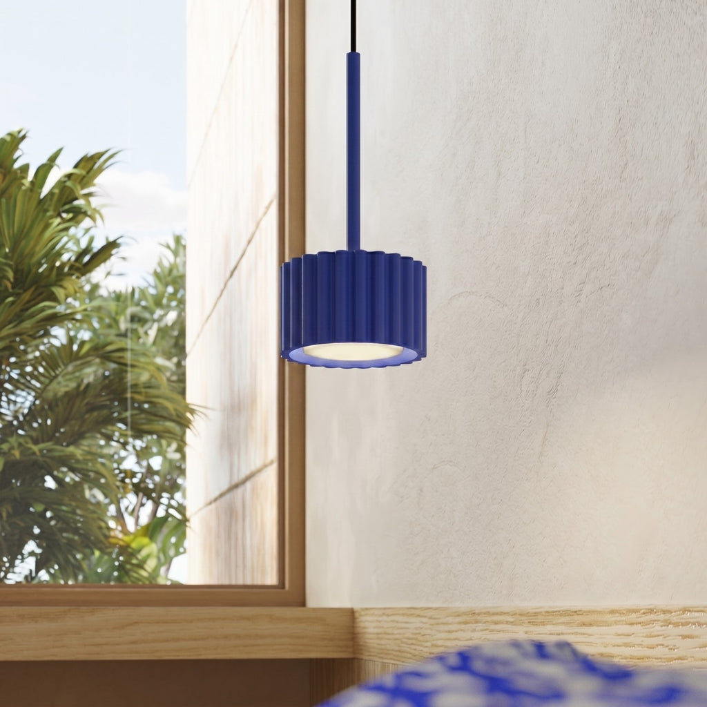 Suspension Aura 1 lumière aluminium outremer GX53 vue de trois quarts