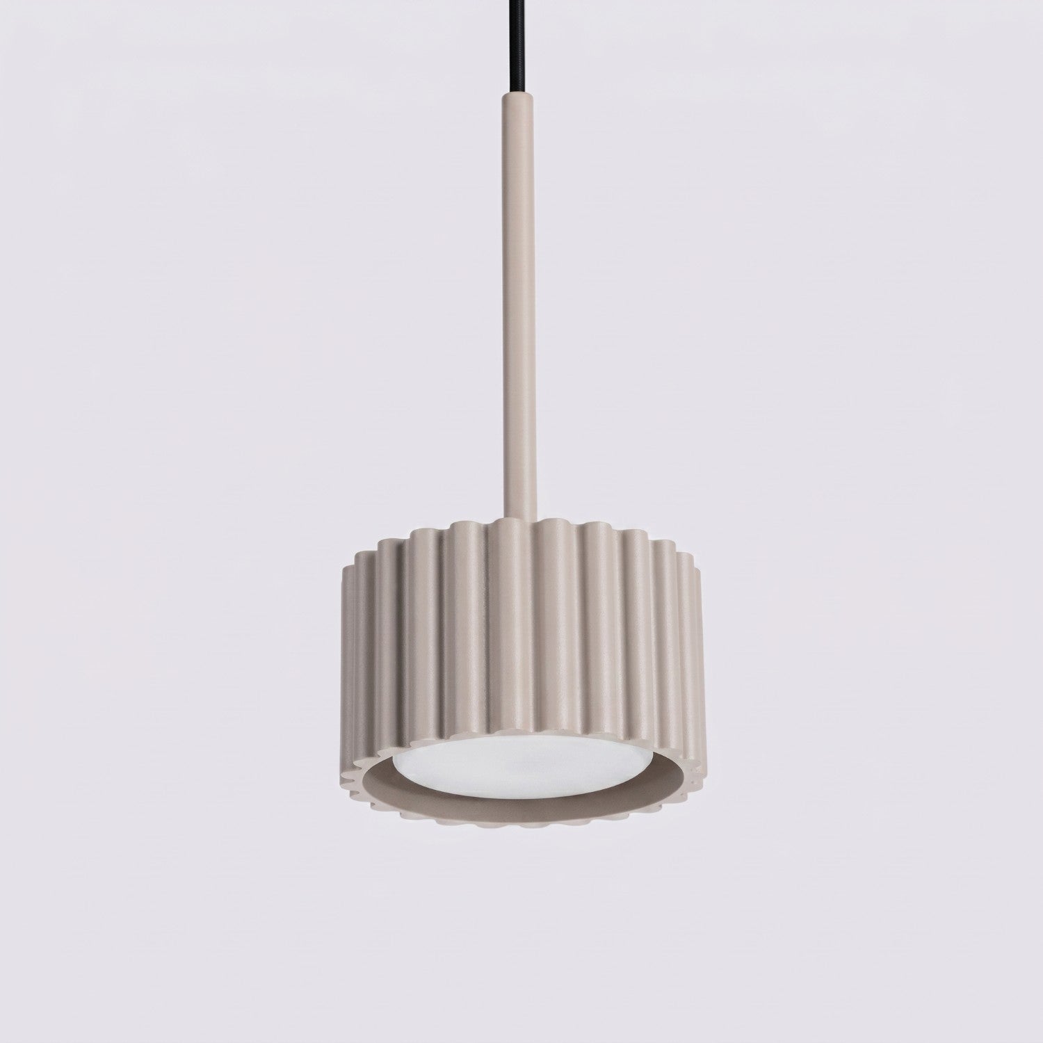 Suspension Aura 1 lumière aluminium taupe GX53 en situation