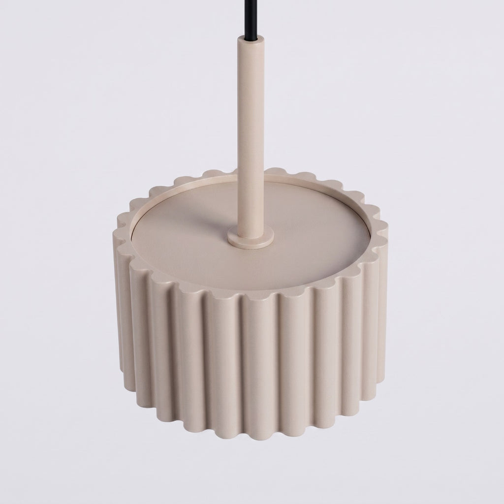 Suspension Aura 1 lumière aluminium taupe GX53 vue rapprochée