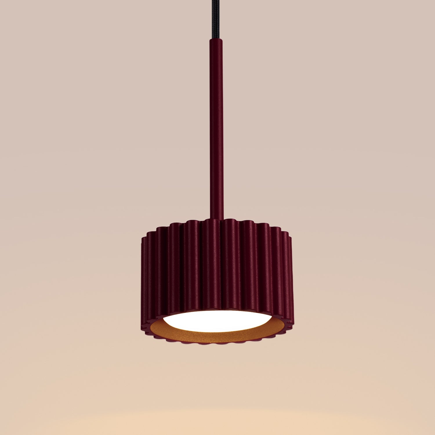 Suspension Aura 1 lumière aluminium bordeaux GX53 en situation