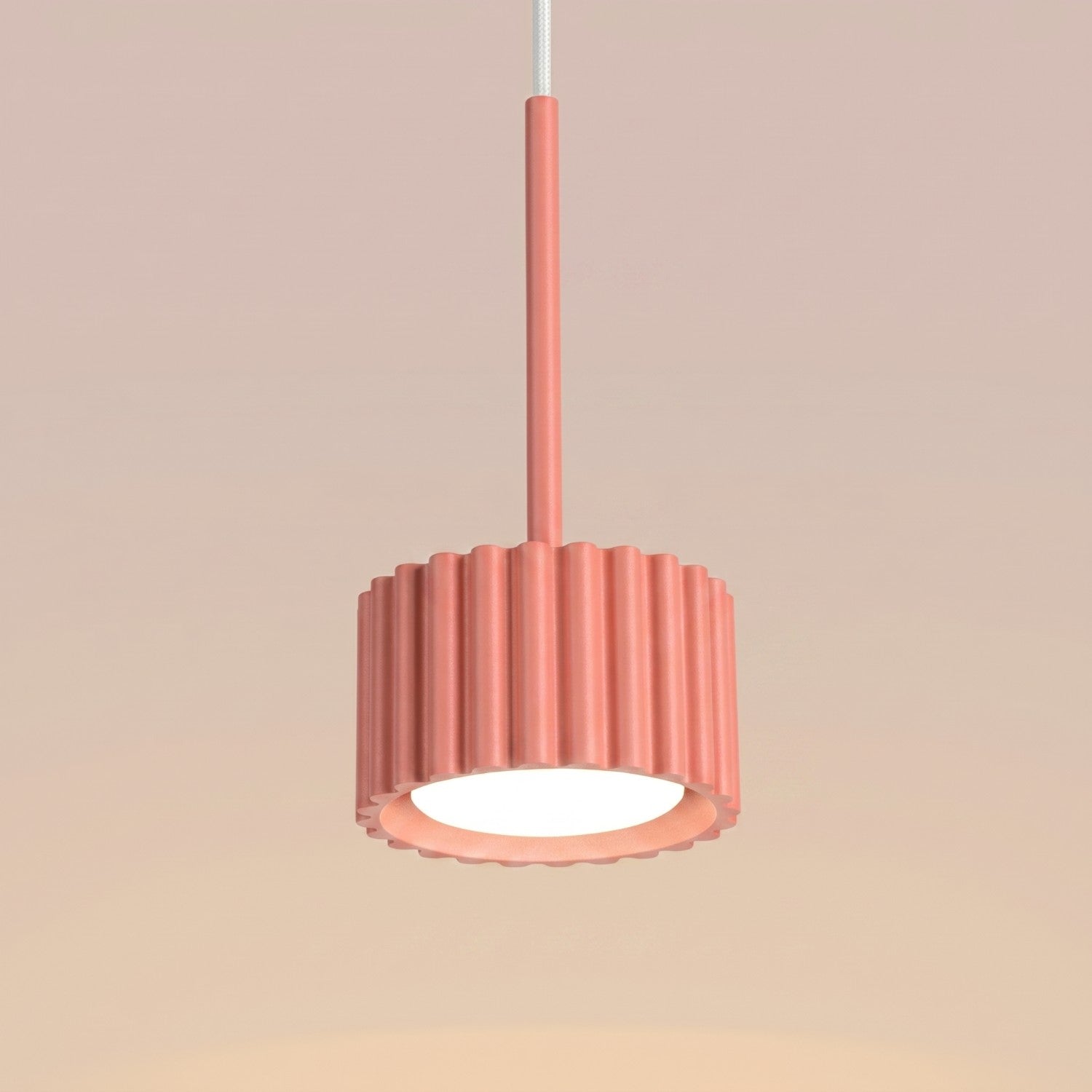 Suspension Aura 1 lumière aluminium pêche GX53 détail des cannelures