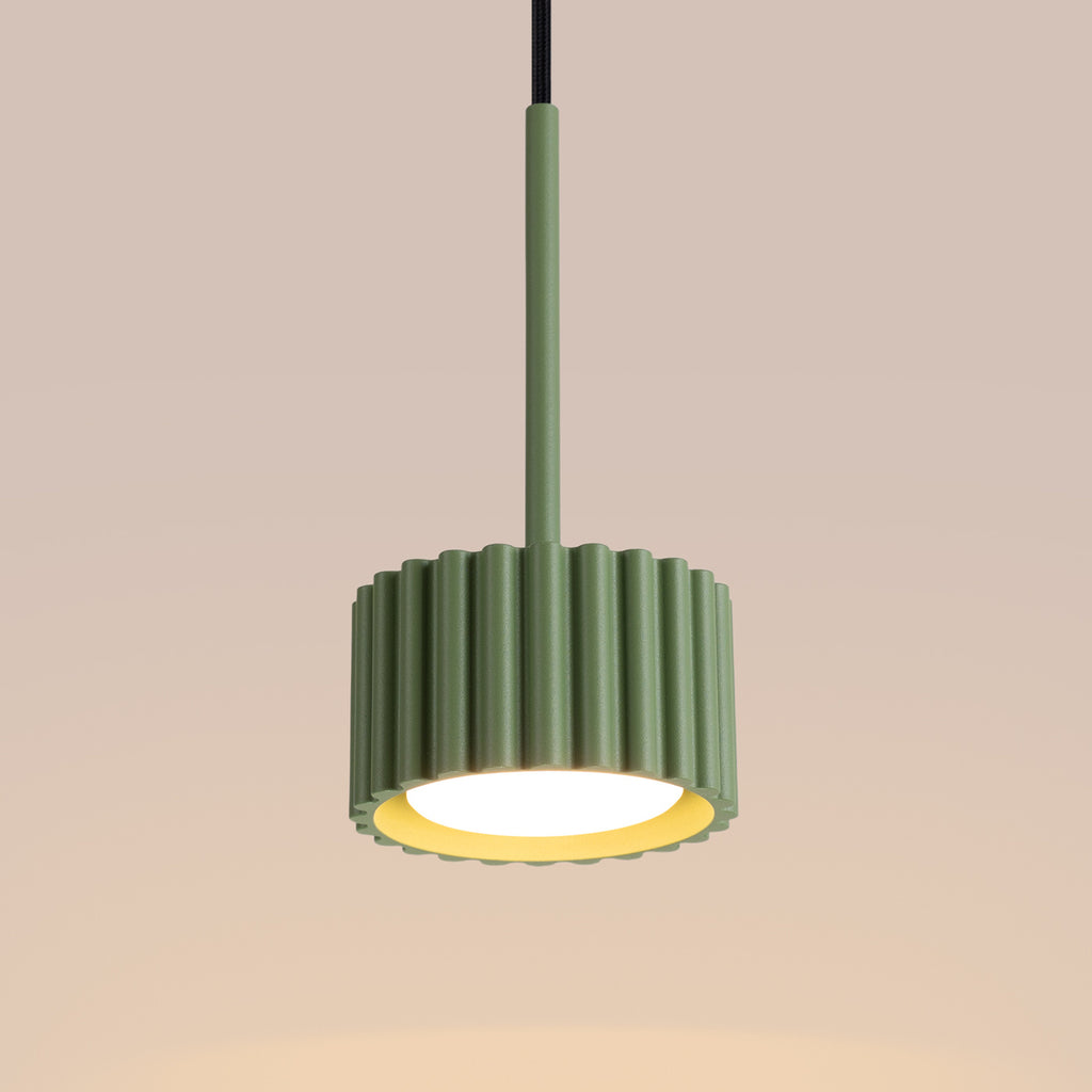 Suspension Aura 1 lumière aluminium vert sauge GX53 détail des cannelures