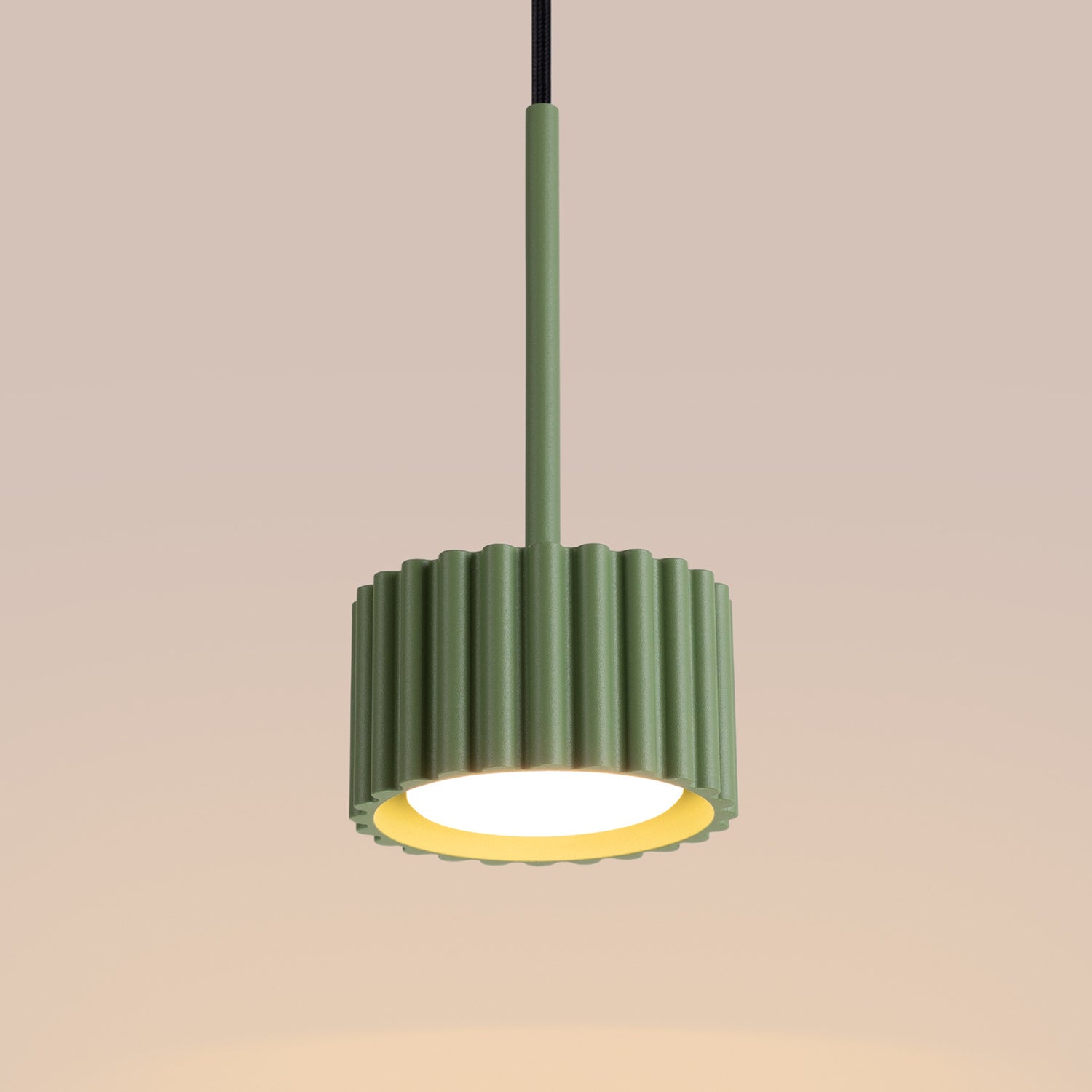 Suspension Aura 1 lumière aluminium vert sauge GX53 détail des cannelures