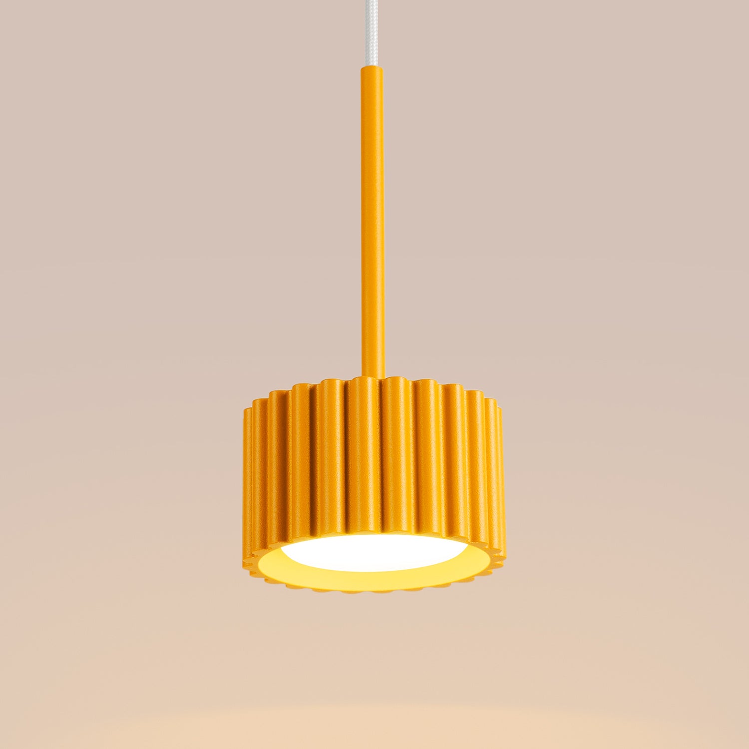 Suspension Aura 1 lumière aluminium jaune GX53 détail des cannelures