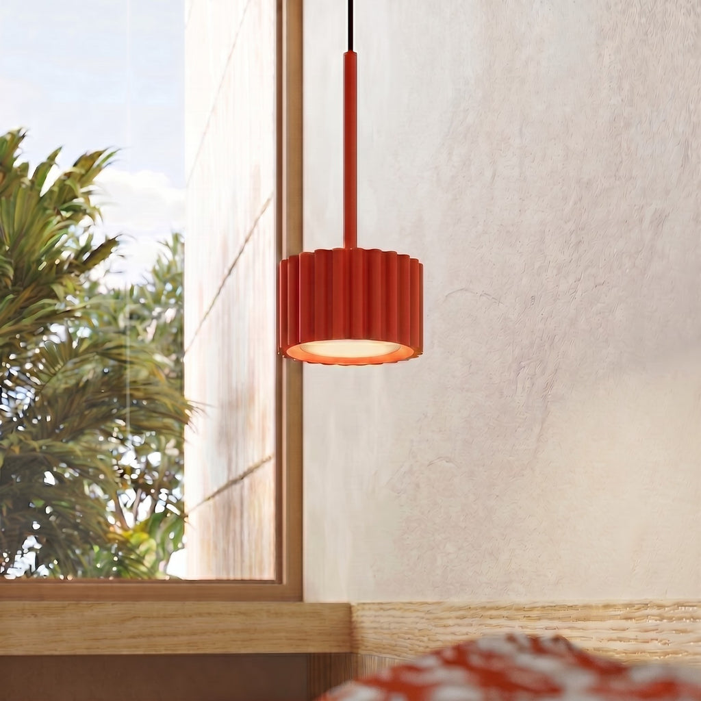Suspension Aura 1 lumière aluminium rouge GX53 vue de trois quarts