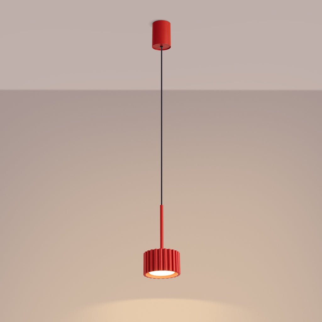 Suspension Aura 1 lumière aluminium rouge GX53 vue de trois quarts