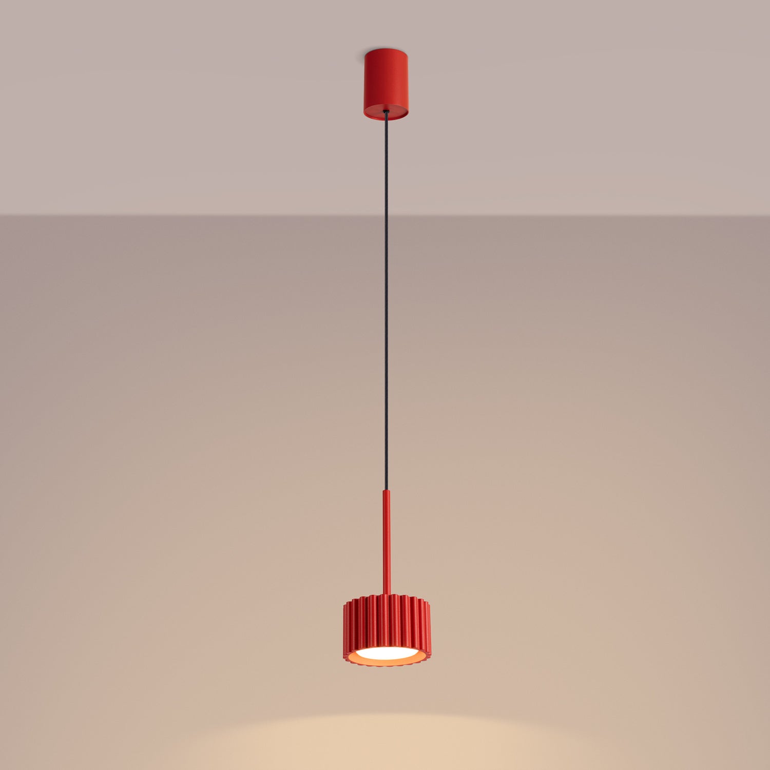 Suspension Aura 1 lumière aluminium rouge GX53 vue de trois quarts