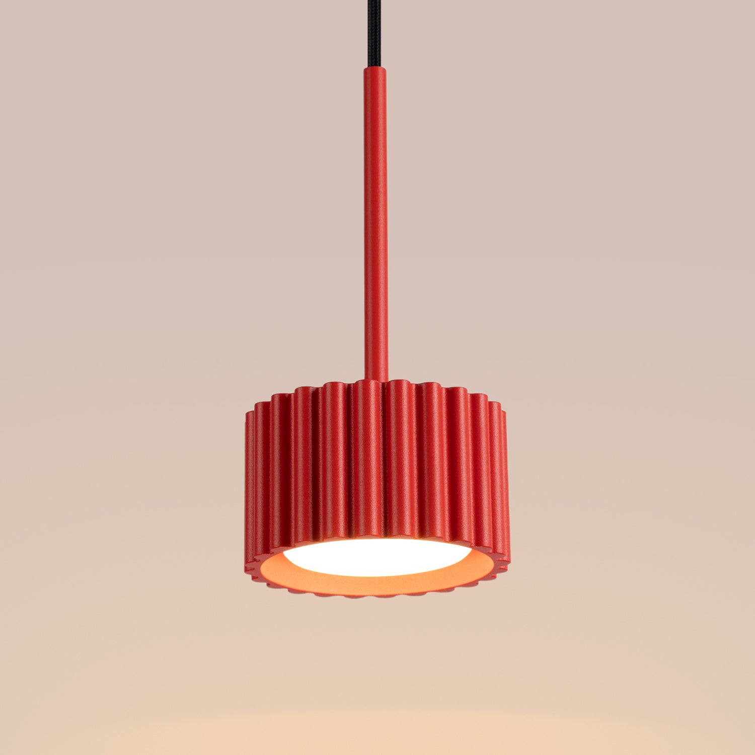 Suspension Aura 1 lumière aluminium rouge GX53 détail des cannelures