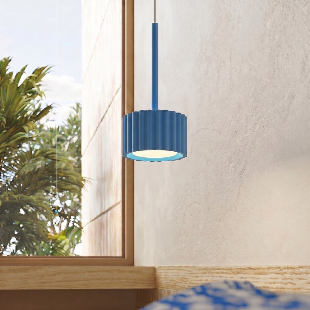 Suspension Aura 1 lumière aluminium bleu clair GX53 vue de trois quarts