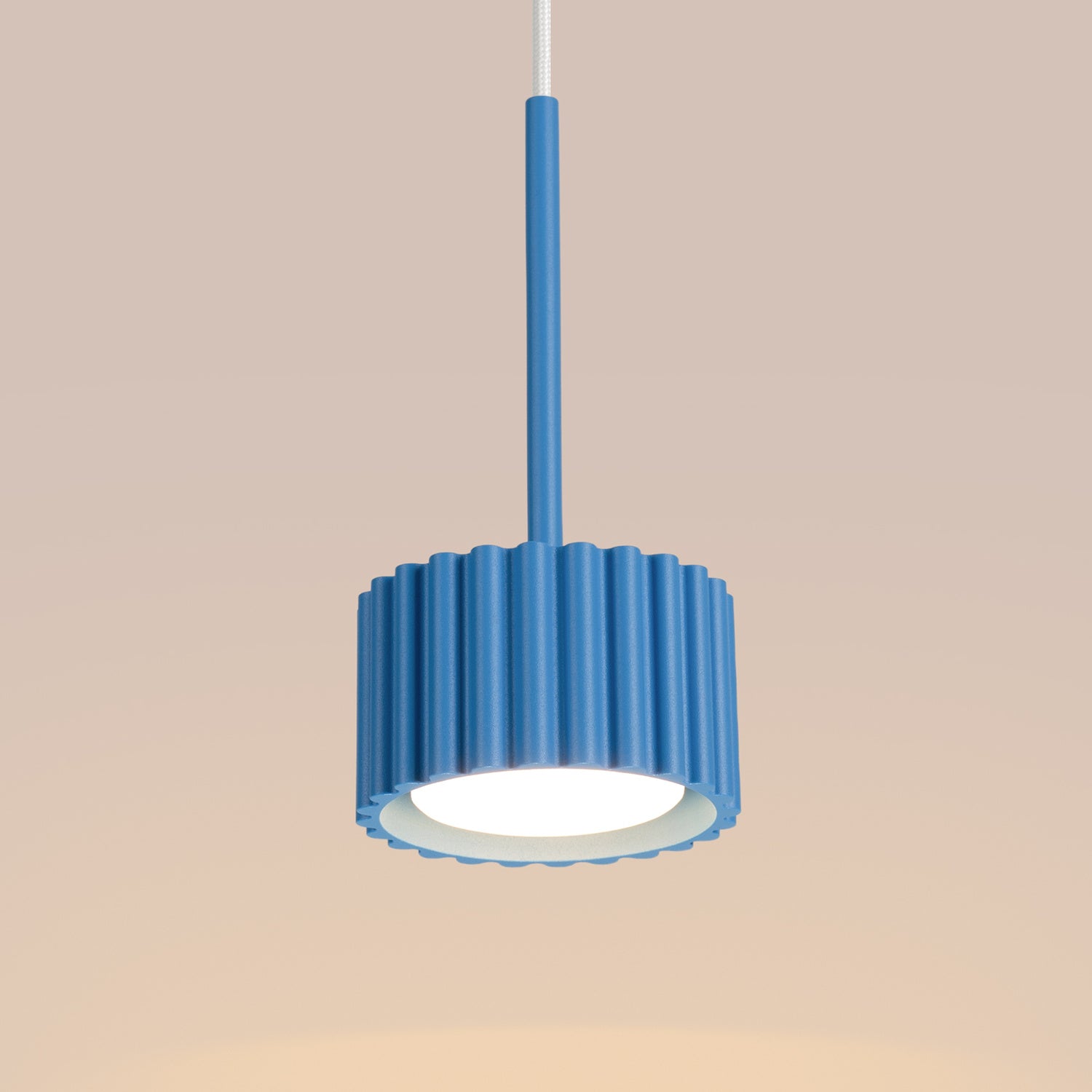 Suspension Aura 1 lumière aluminium bleu clair GX53 détail des cannelures