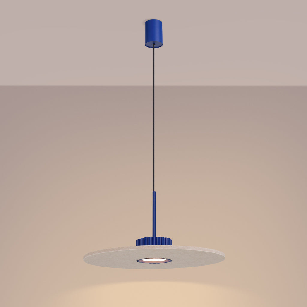 Suspension Ovo disque feutre bleu outremer et beige GX53 vue de trois quarts