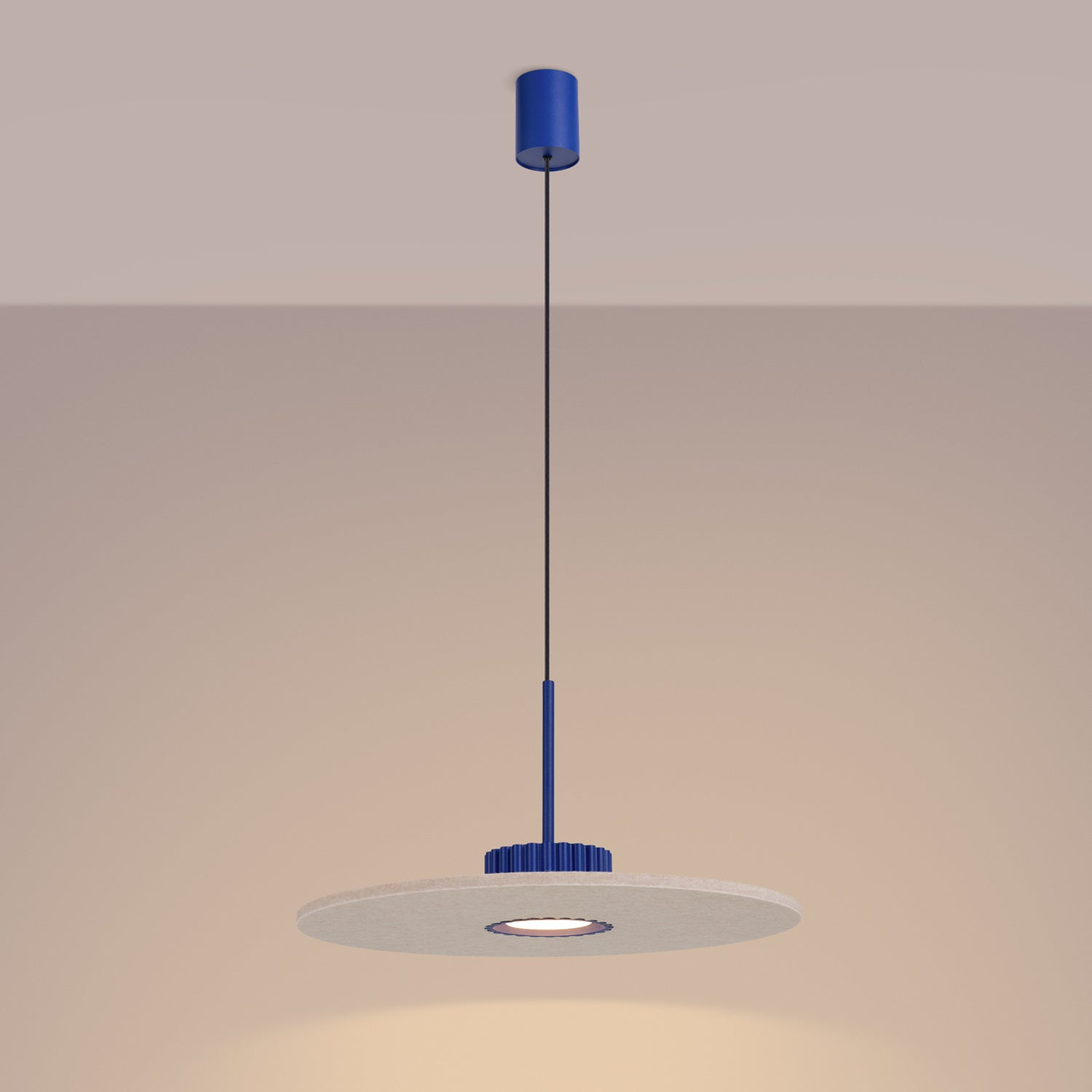 Suspension Ovo disque feutre bleu outremer et beige GX53 vue de trois quarts
