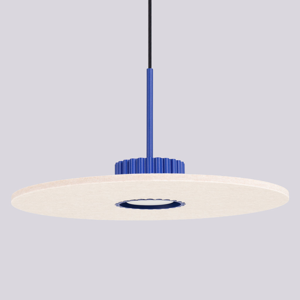 Suspension Ovo disque feutre bleu outremer et beige GX53 en situation