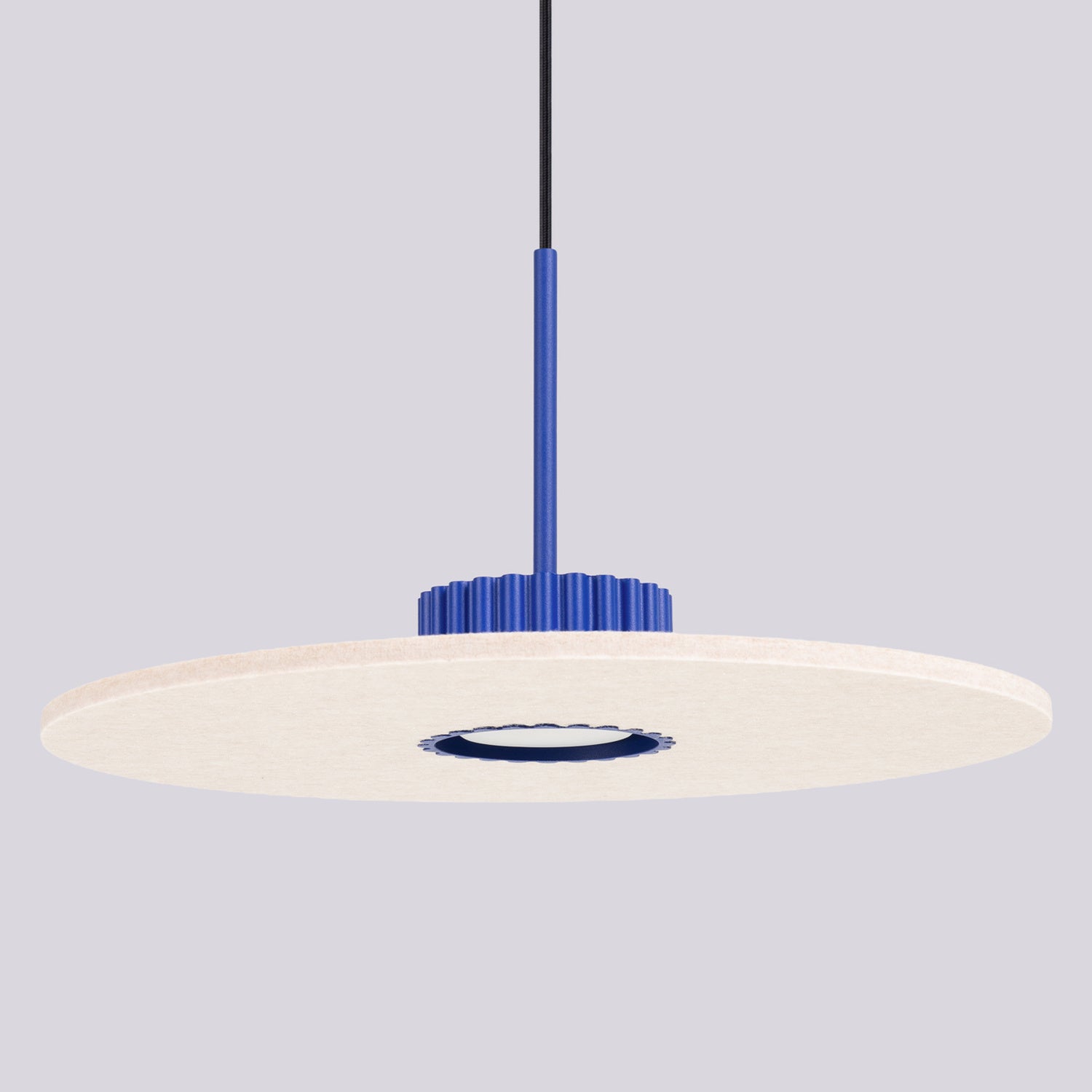 Suspension Ovo disque feutre bleu outremer et beige GX53 en situation