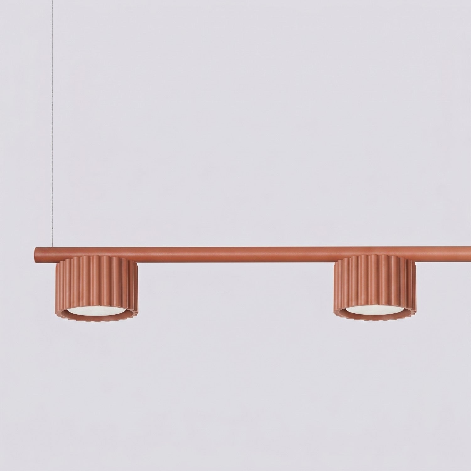 Lustre Aura rampe 4 tambours aluminium rouge ocre GX53 en situation