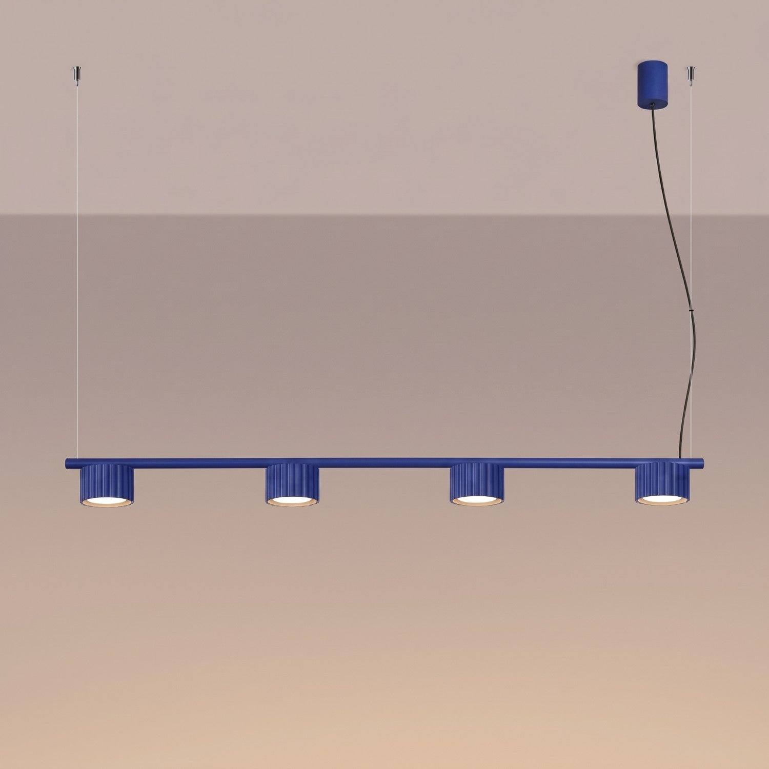 Lustre Aura rampe 4 tambours aluminium outremer GX53 vue de trois quarts