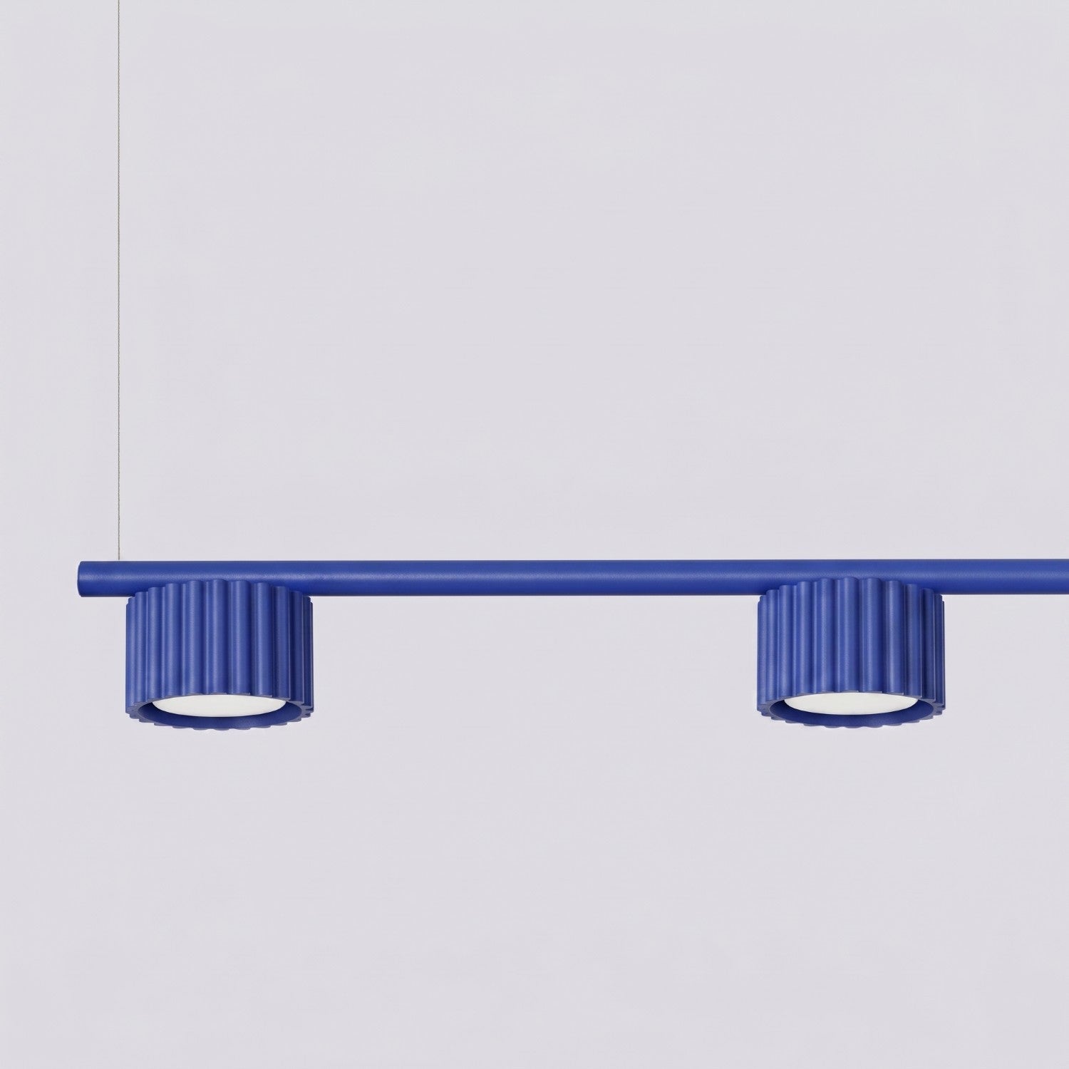 Lustre Aura rampe 4 tambours aluminium outremer GX53 en situation