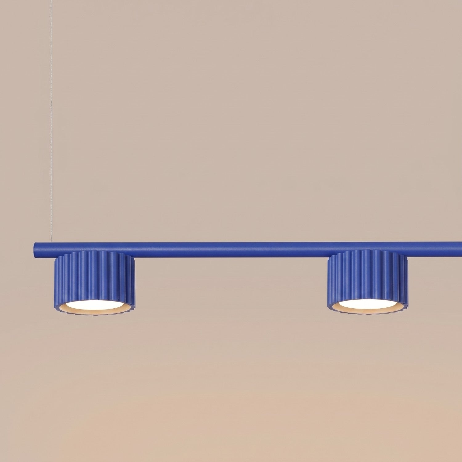 Lustre Aura rampe 4 tambours aluminium outremer GX53 détail des cannelures