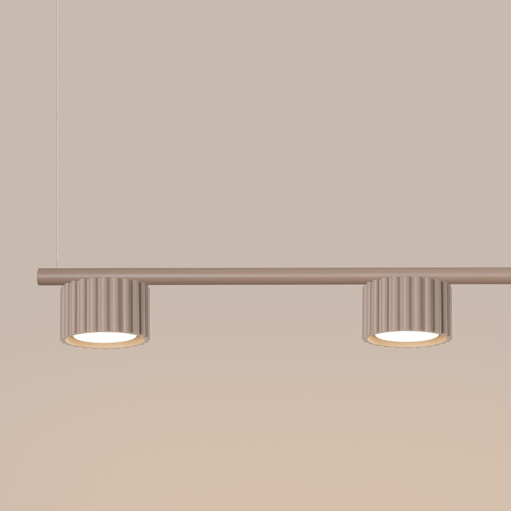 Lustre Aura rampe 4 tambours aluminium taupe GX53 détail des cannelures