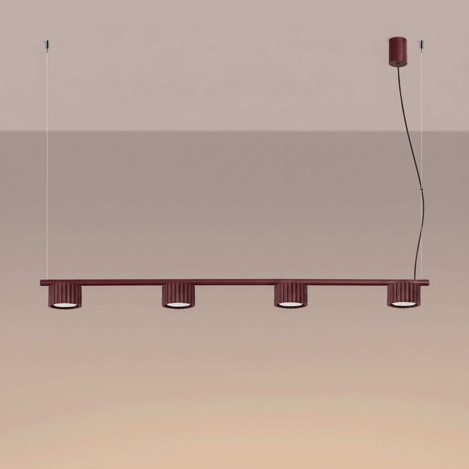 Lustre Aura rampe 4 tambours aluminium bordeaux GX53 vue de trois quarts