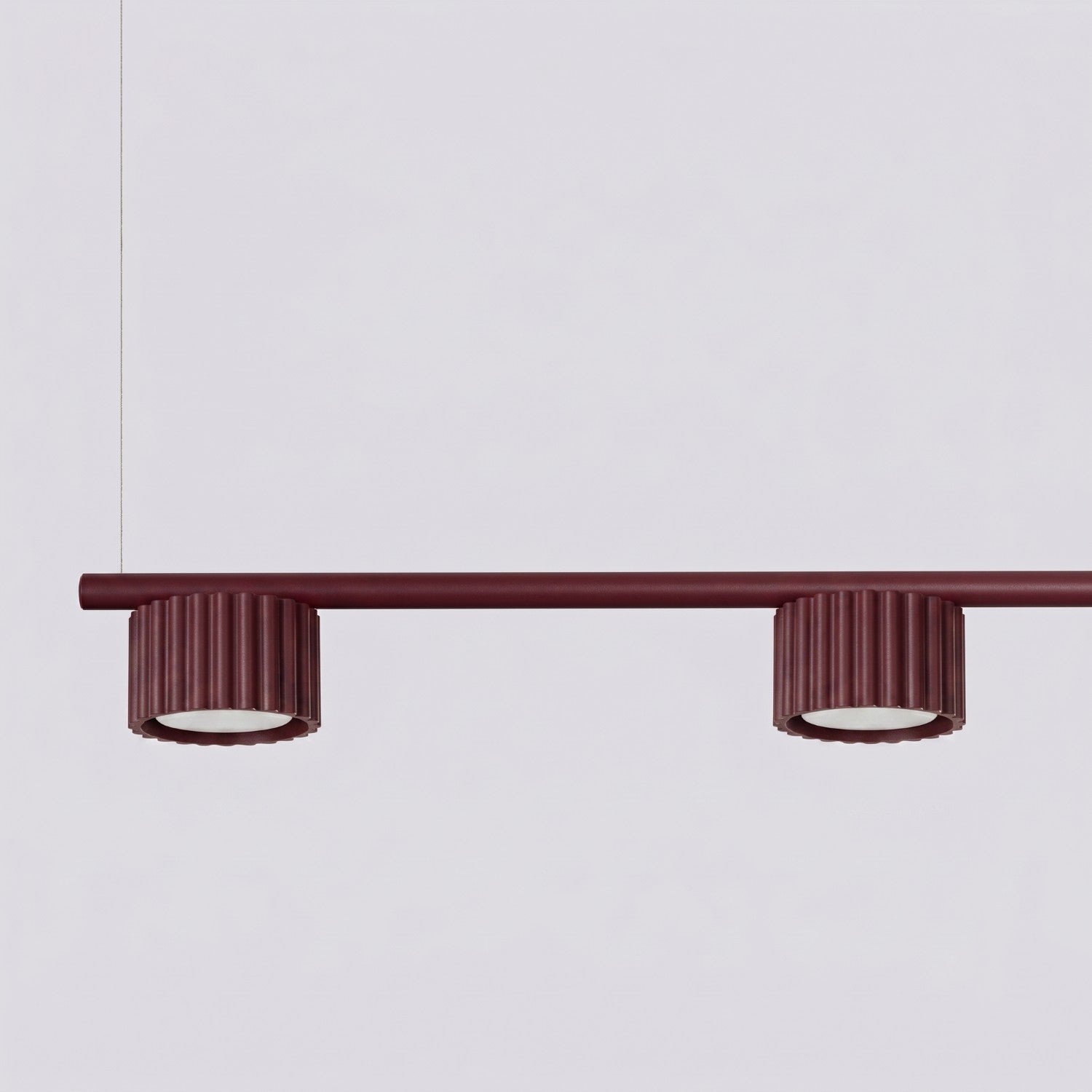 Lustre Aura rampe 4 tambours aluminium bordeaux GX53 en situation