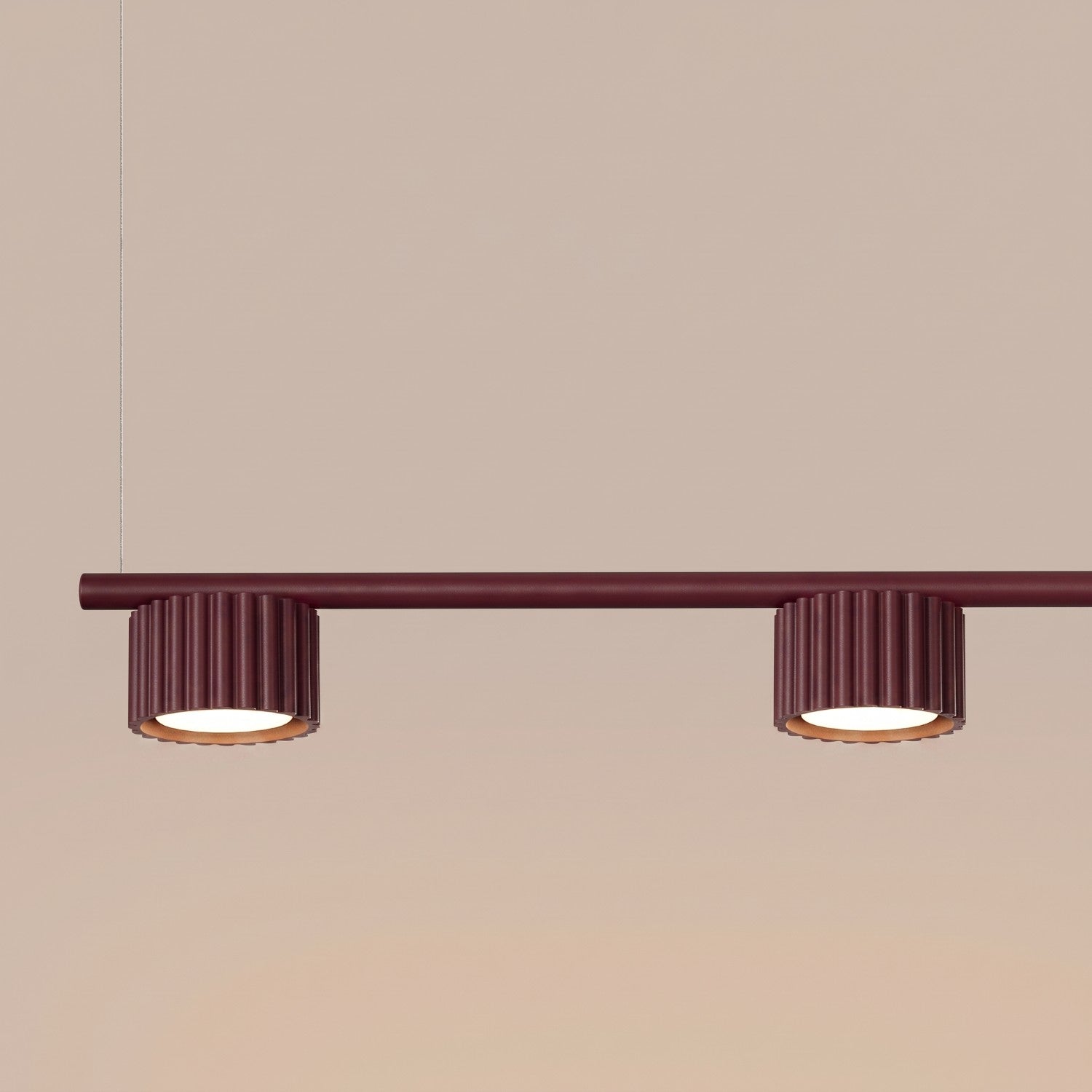 Lustre Aura rampe 4 tambours aluminium bordeaux GX53 détail des cannelures
