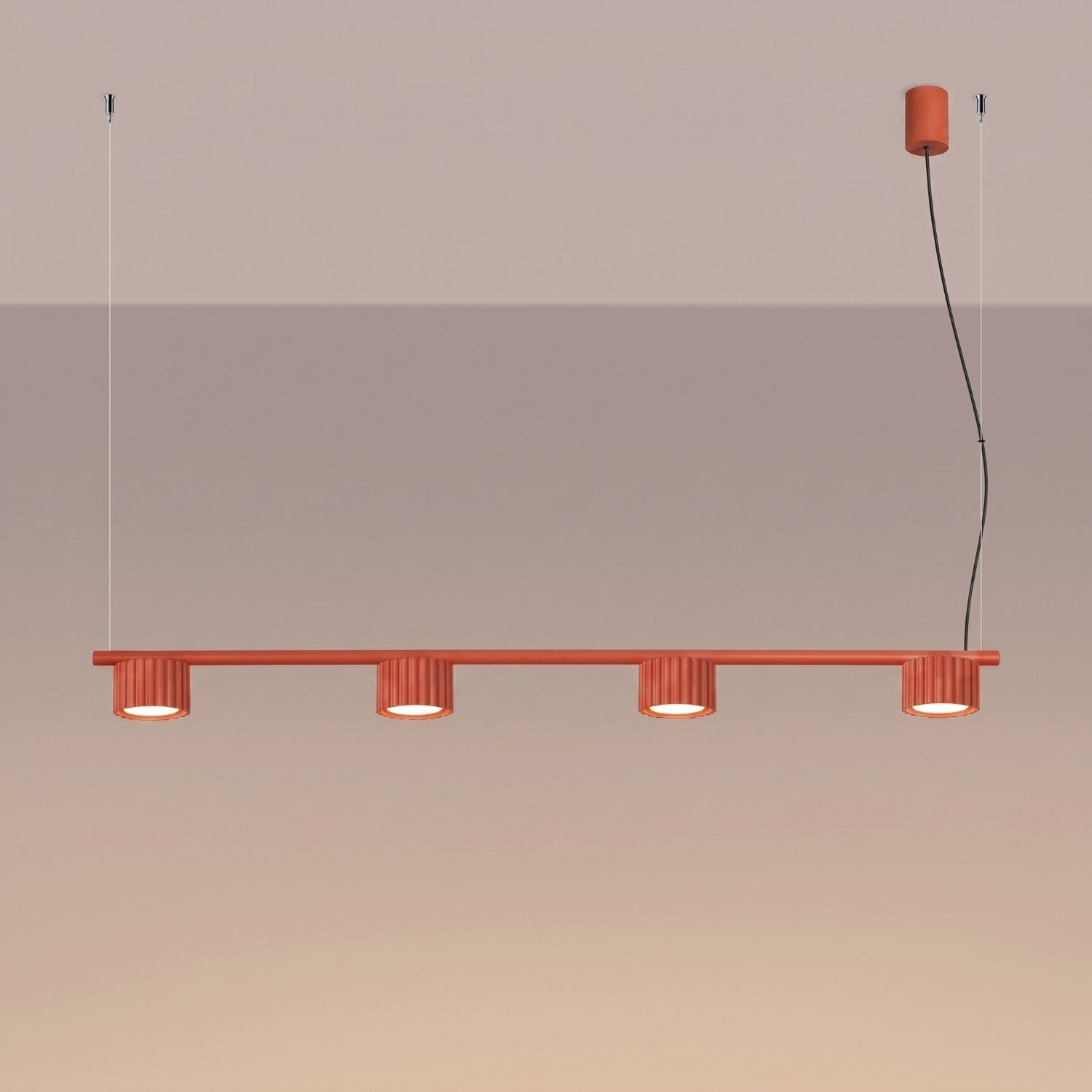 Lustre Aura rampe 4 tambours aluminium rouge GX53 vue de trois quarts