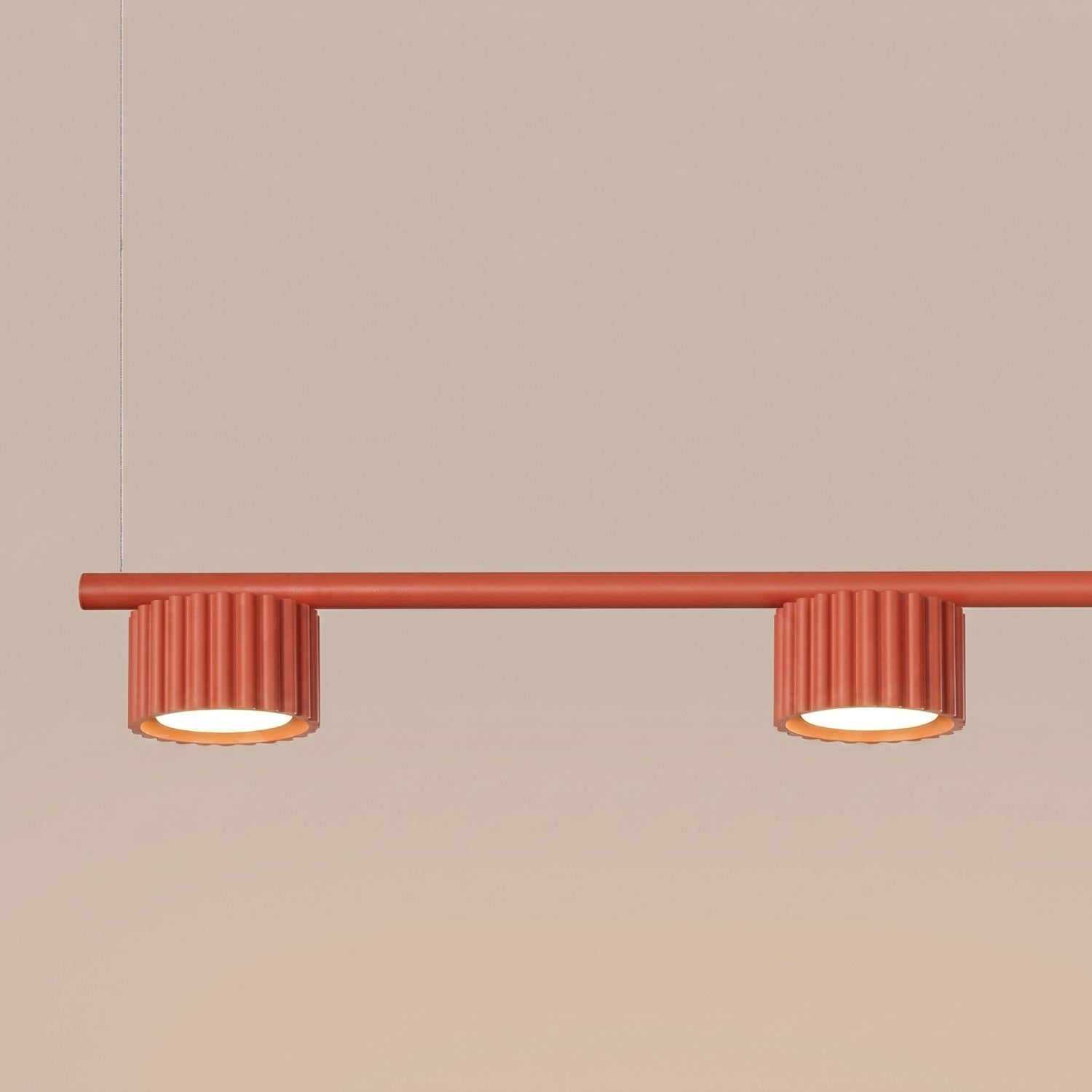 Lustre Aura rampe 4 tambours aluminium rouge GX53 détail des cannelures