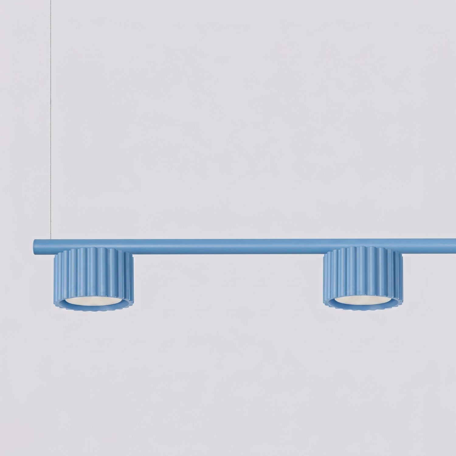 Lustre Aura rampe 4 tambours aluminium bleu clair GX53 en situation