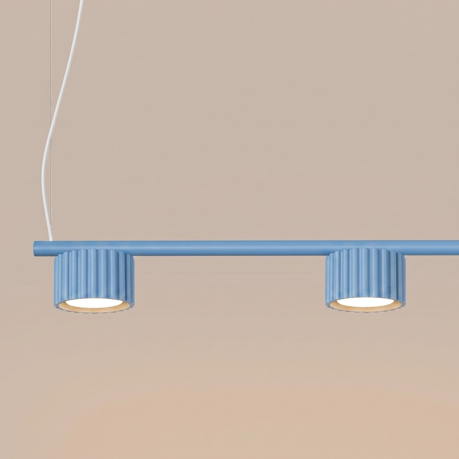 Lustre Aura rampe 4 tambours aluminium bleu clair GX53 détail des cannelures