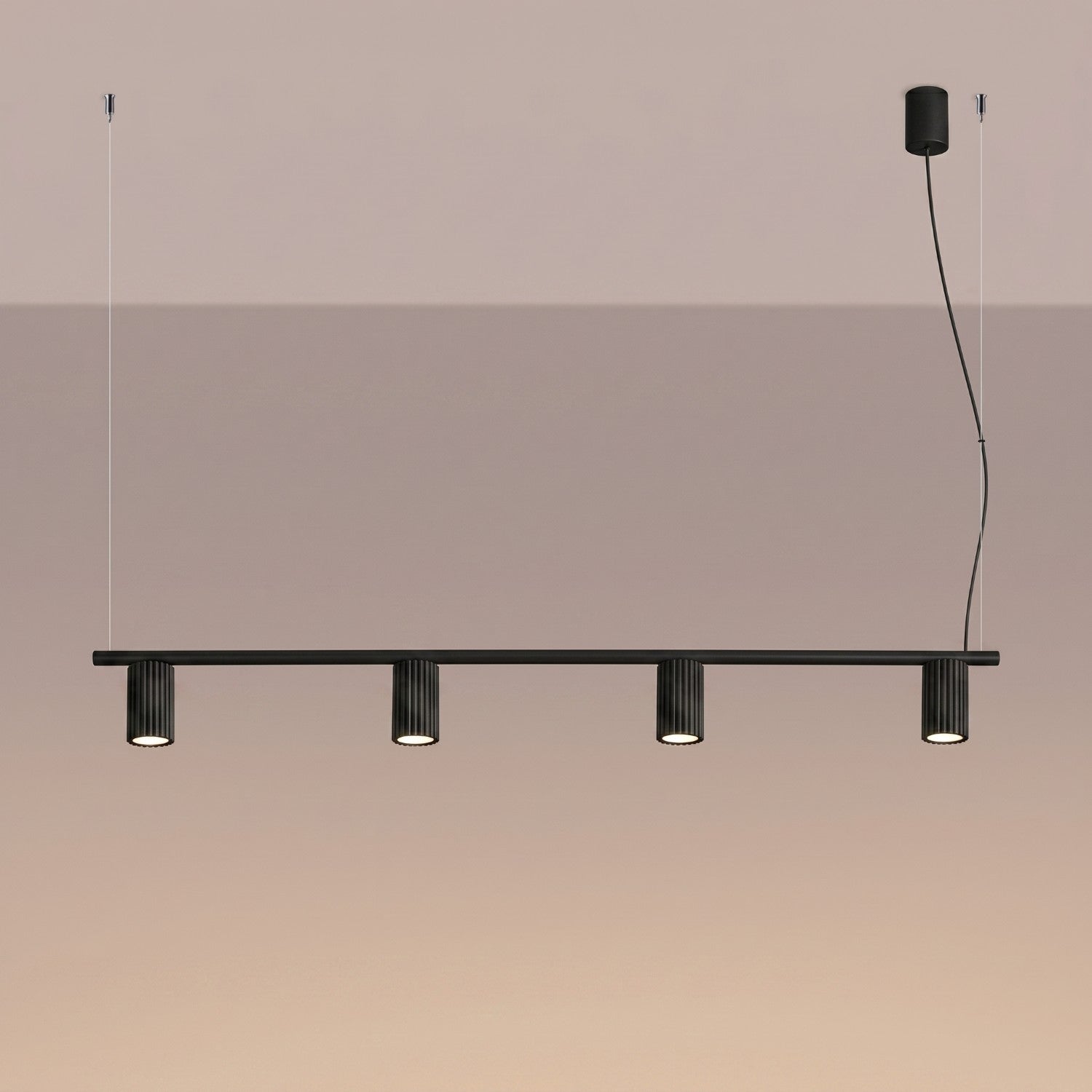 Lustre Karbon rampe 4 spots aluminium noir GU10 vue de trois quarts