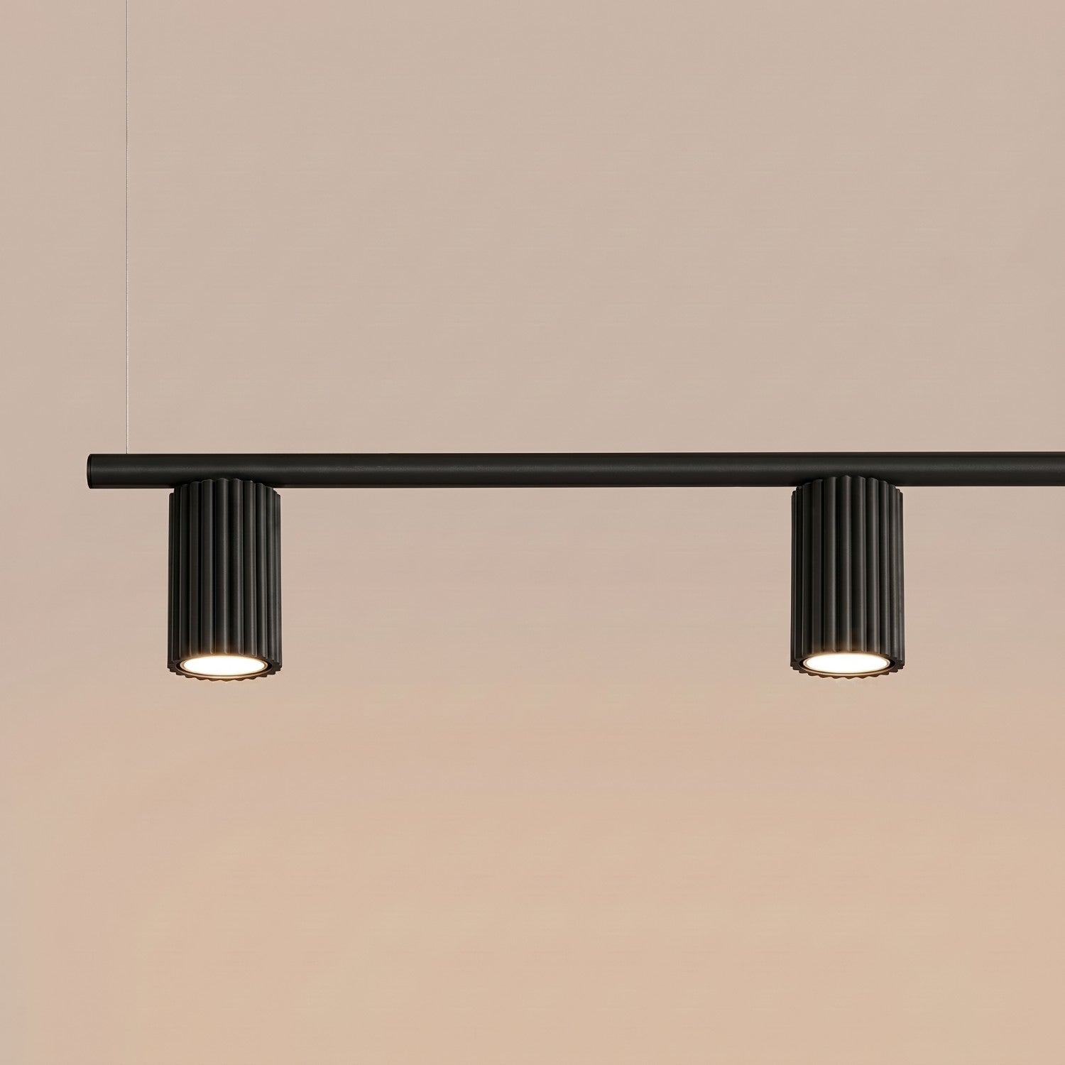 Lustre Karbon rampe 4 spots aluminium noir GU10 en situation