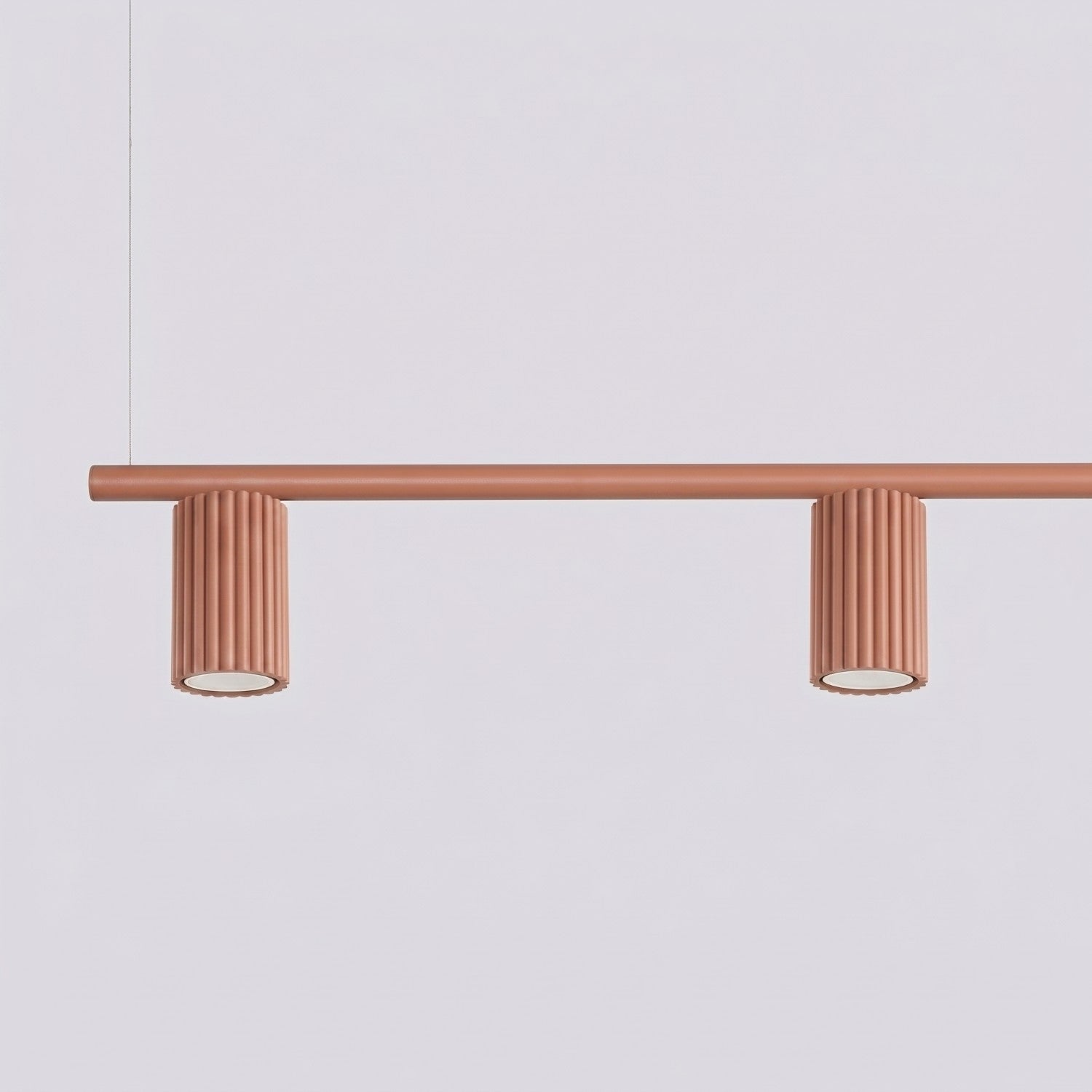 Lustre Karbon rampe 4 spots aluminium rouge ocre GU10 détail des cannelures