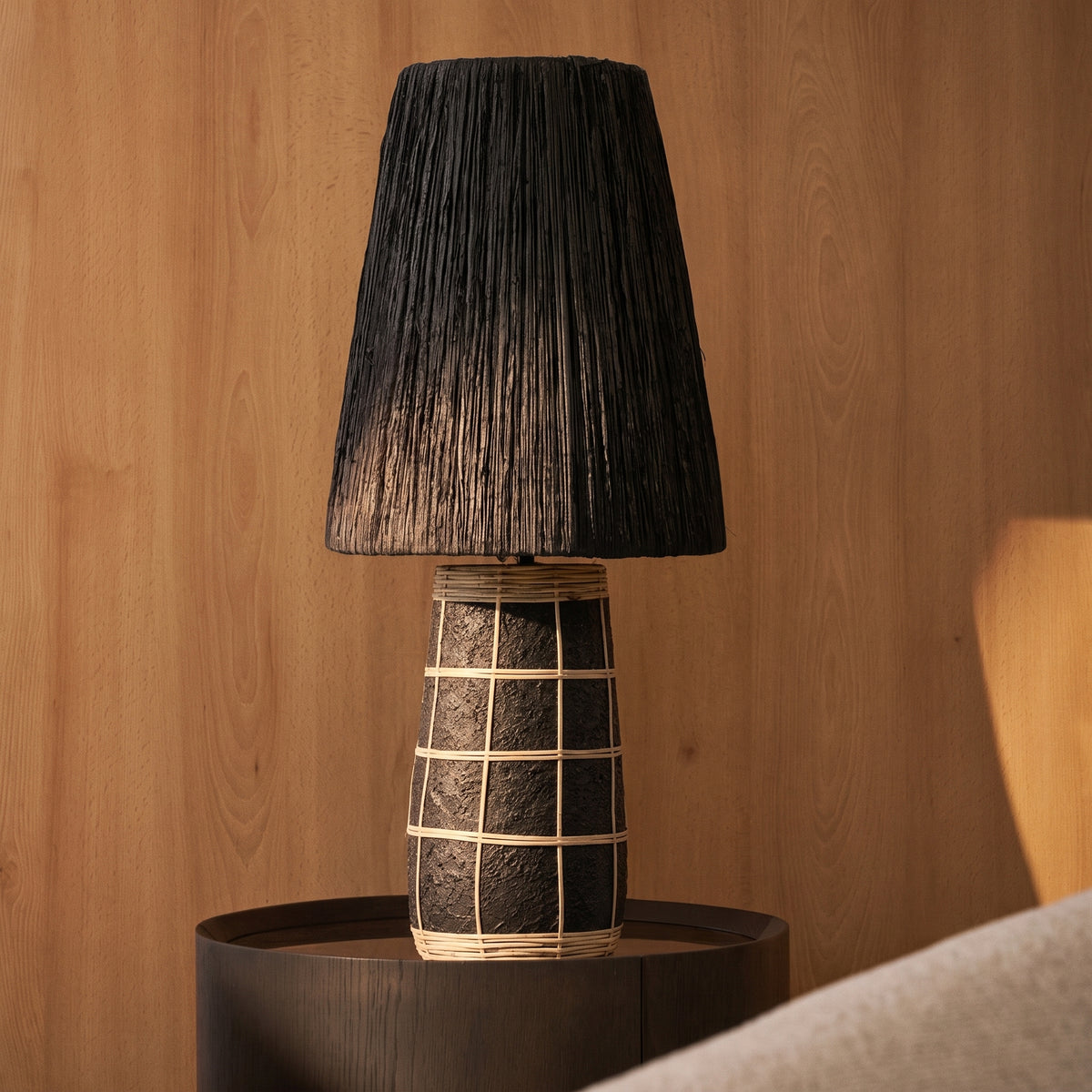 Lampa stołowa Naxos z czarnej terakoty i trawy 56 cm E27