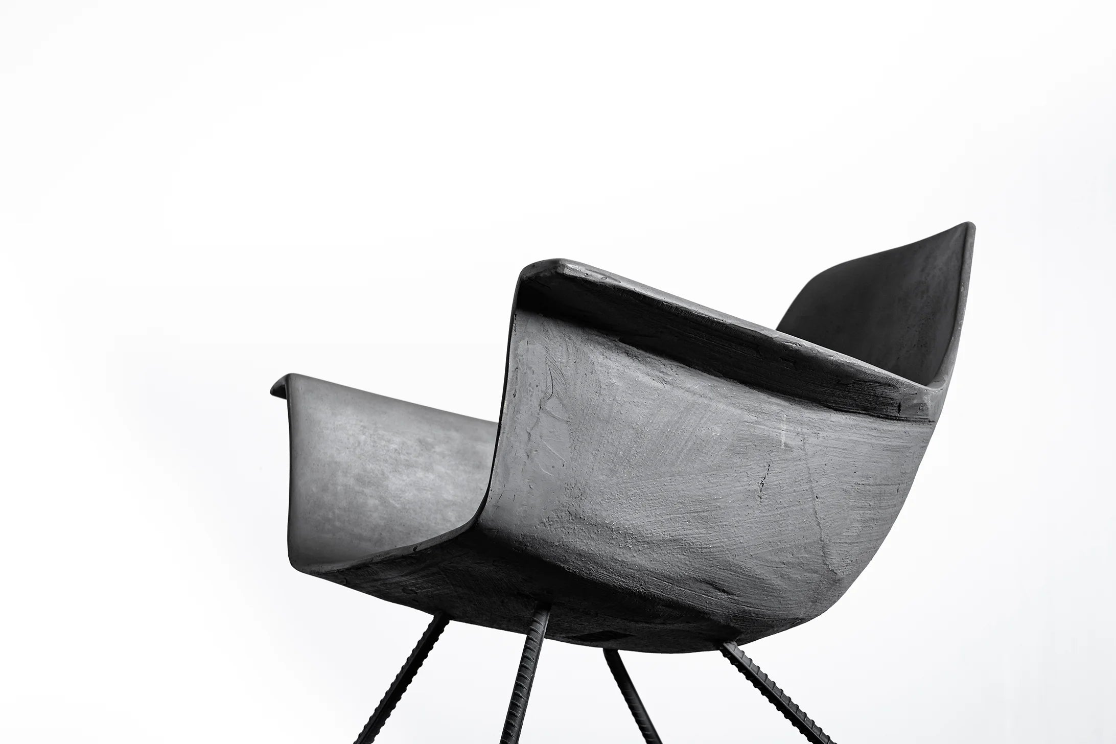 Fauteuil bas en béton Hauteville gris naturel en situation 3