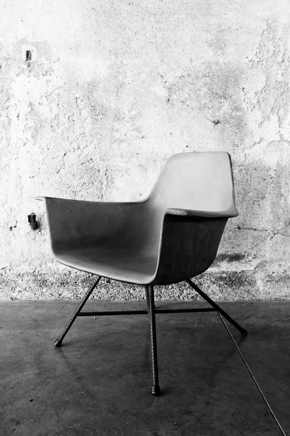 Fauteuil bas en béton Hauteville gris naturel en situation 8
