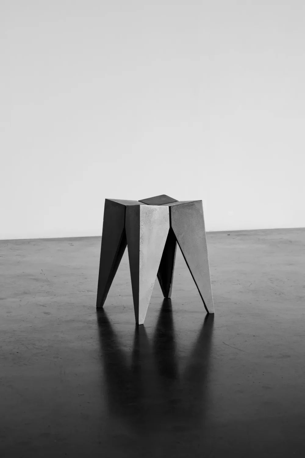 Tabouret en béton Bridge gris naturel en situation 5