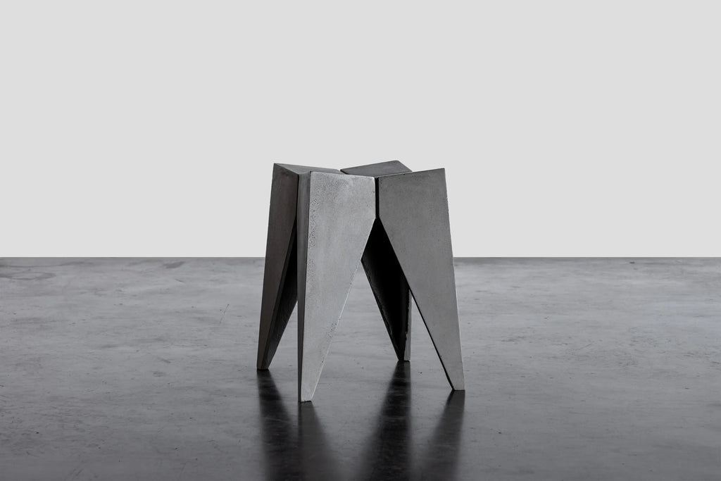 Tabouret en béton Bridge gris naturel en situation 2