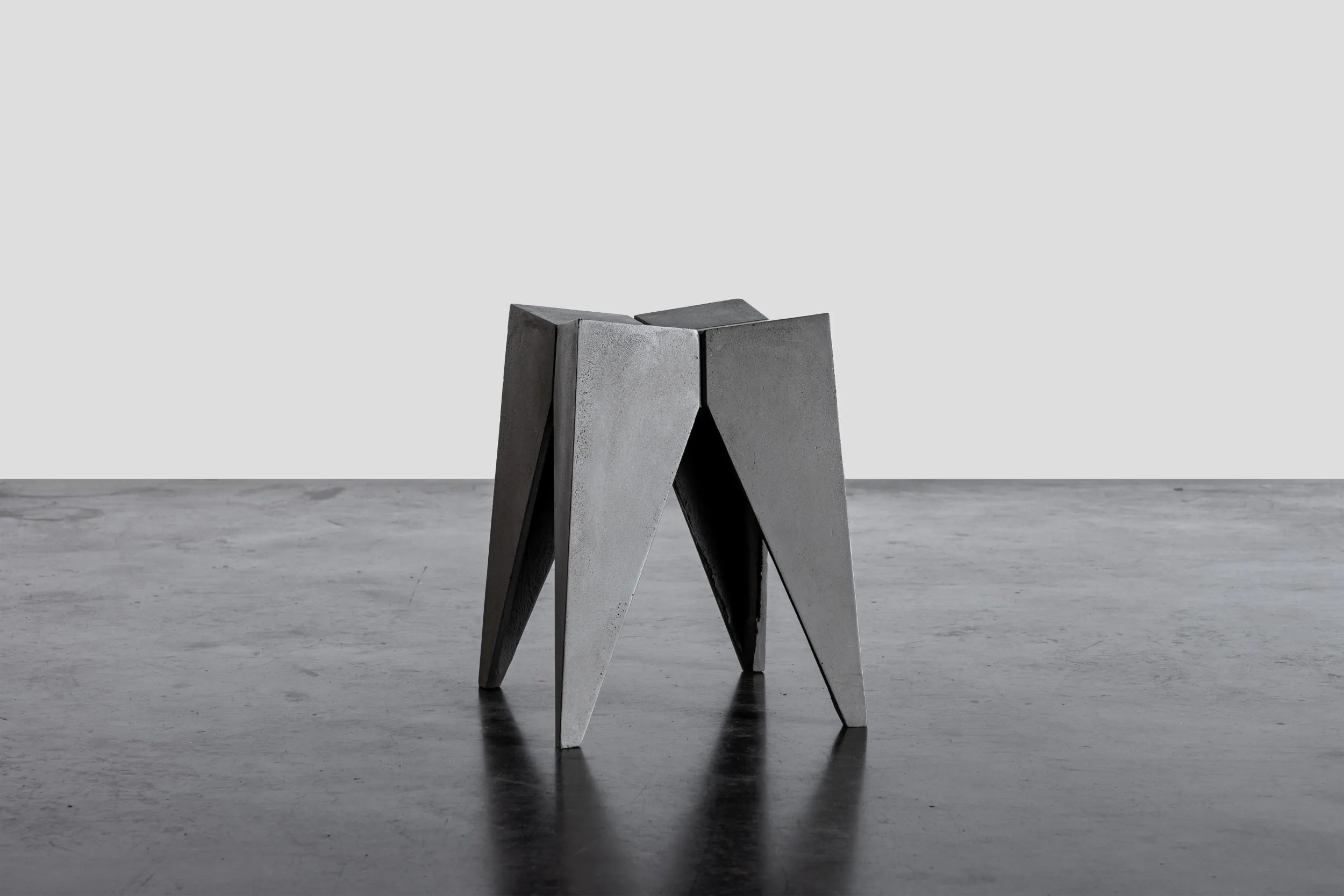 Tabouret en béton Bridge gris naturel en situation 2