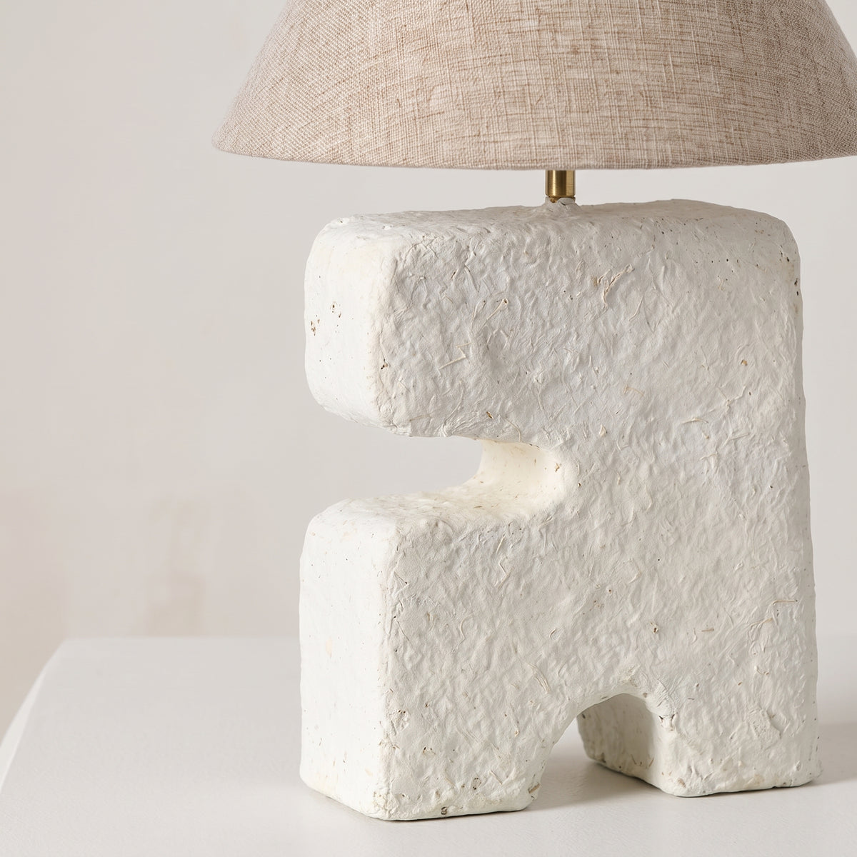 Lampe à poser L'Objet en papier mâché blanc