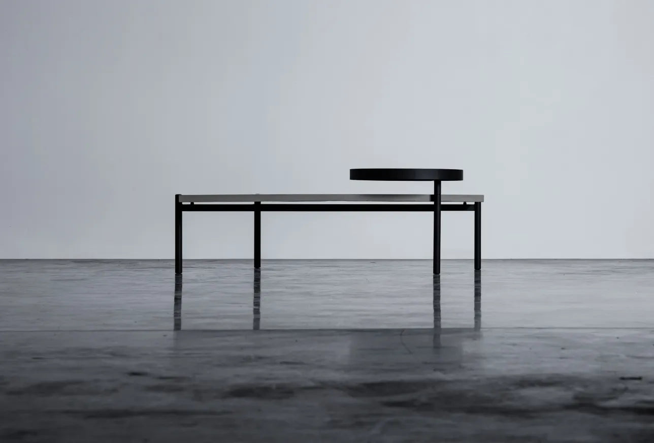 Table basse en béton Twist noir en situation 2