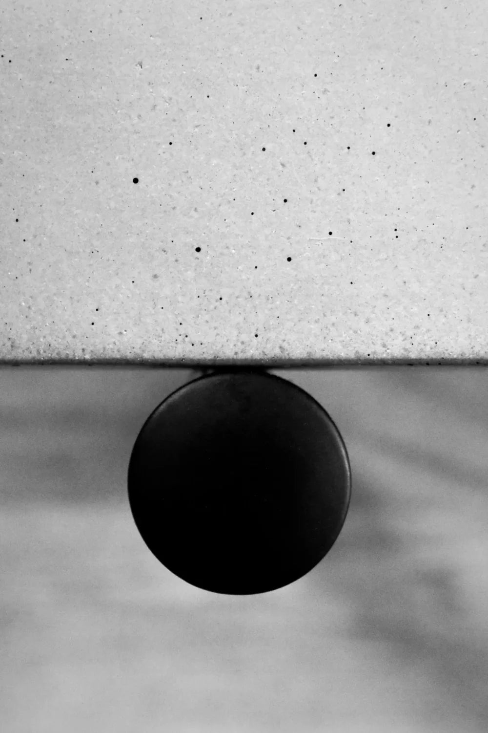 Table basse en béton Twist noir en situation 6