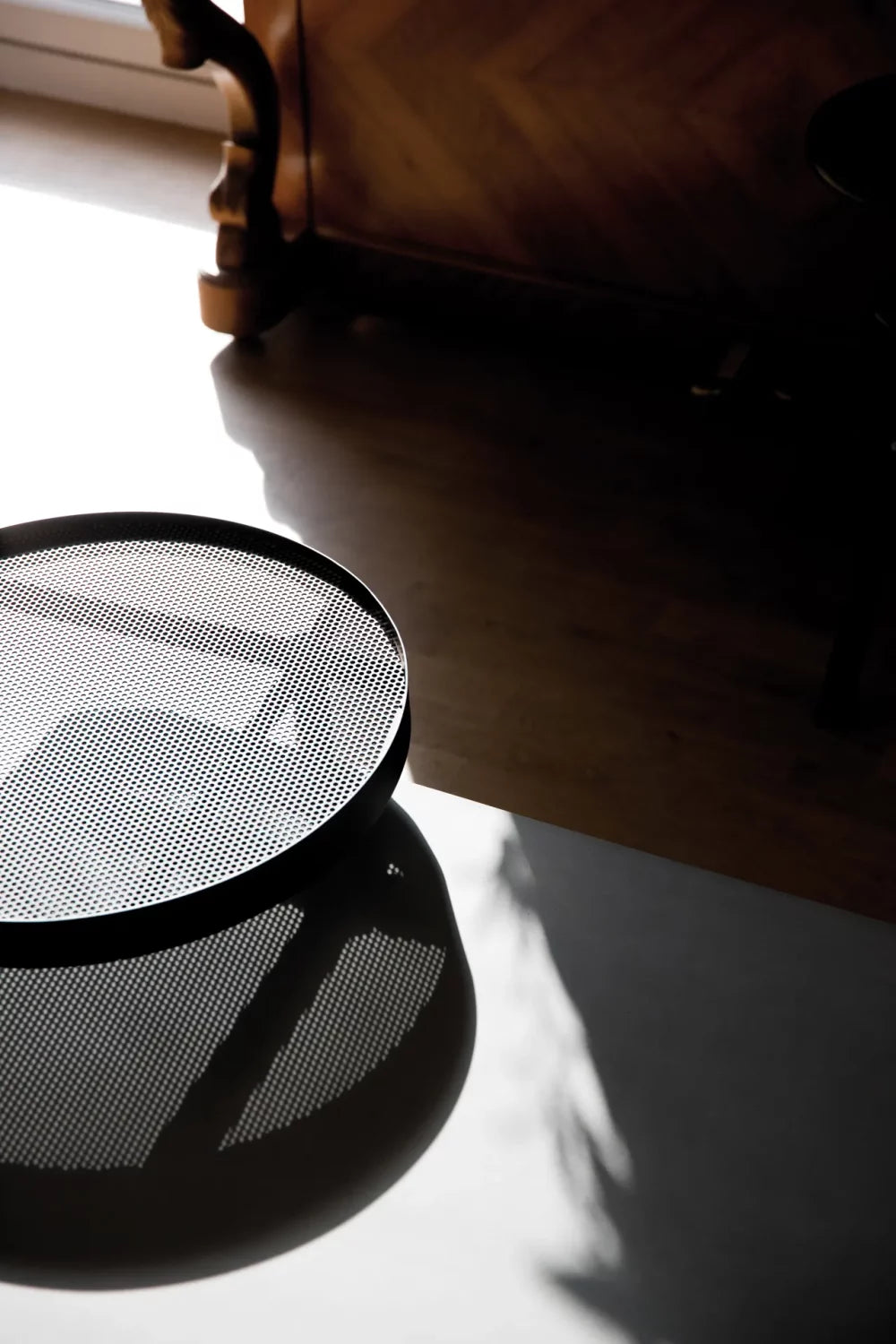 Table basse en béton Twist noir en situation 8