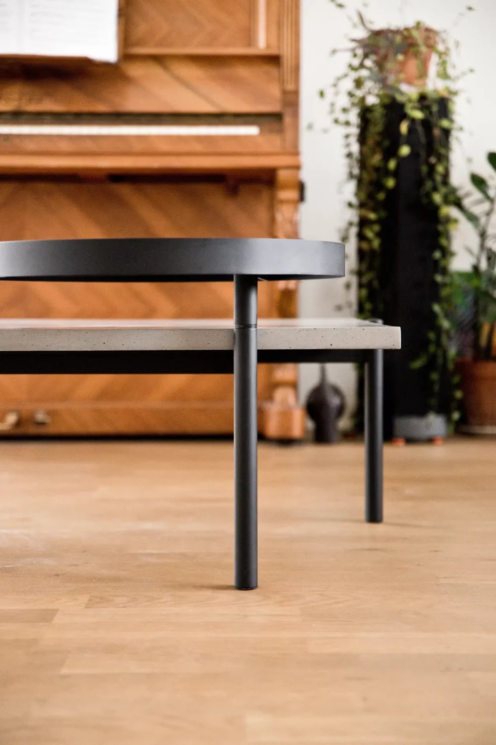 Table basse en béton Twist noir en situation 7