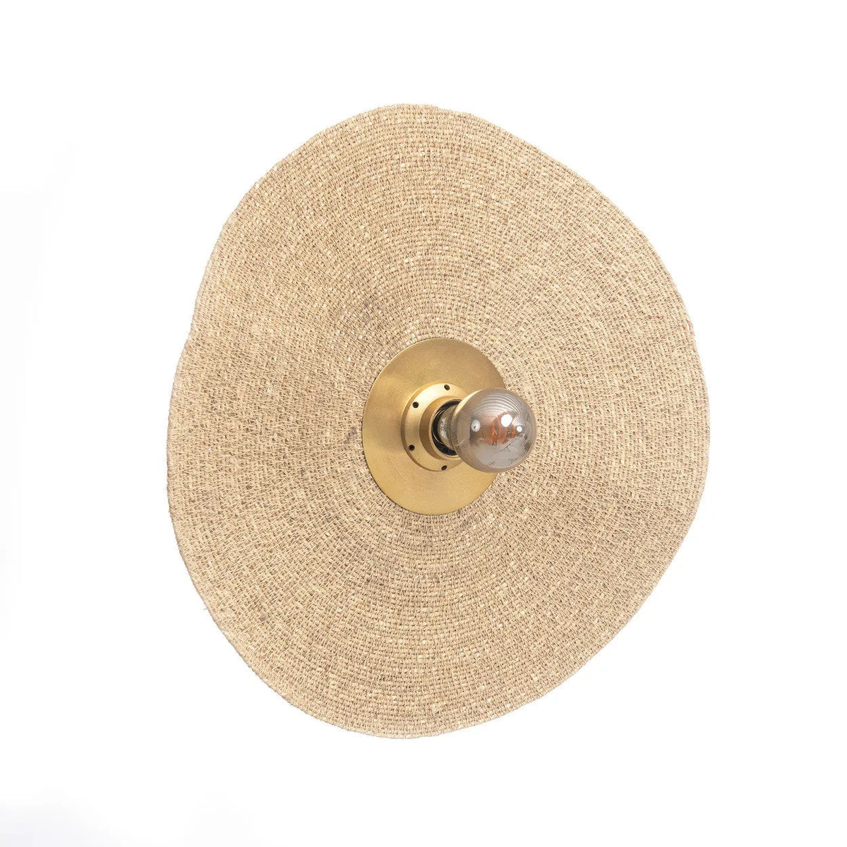 Abat-jour d'applique Let's Groove vu de trois quarts avec son bord ondulé et une ampoule globe