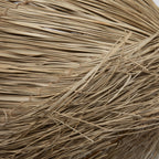 Gros plan sur les brins de pandan posés en diagonale et leurs ligatures en fibre