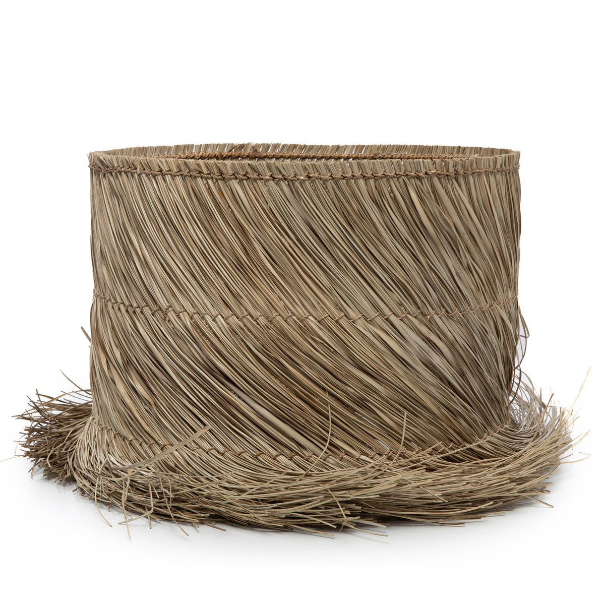 Abat-jour de lampe à poser en pandan naturel vu de face avec ses brins en diagonale et sa frange libre en bas