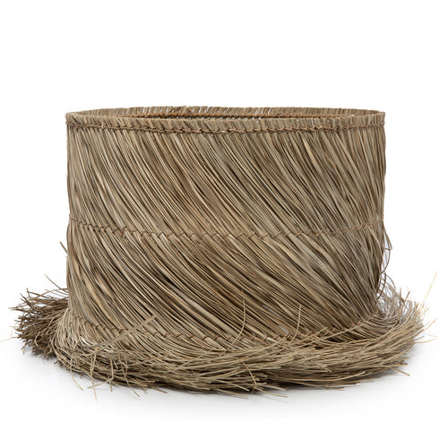 Abat-jour de lampe à poser en pandan naturel vu de face avec ses brins en diagonale et sa frange libre en bas