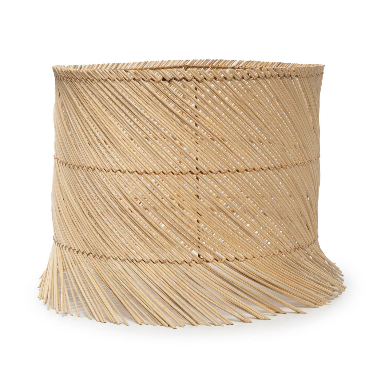 Abat-jour de lampe à poser en rotin naturel vu de face avec ses tiges en diagonale et ses pointes libres en bas